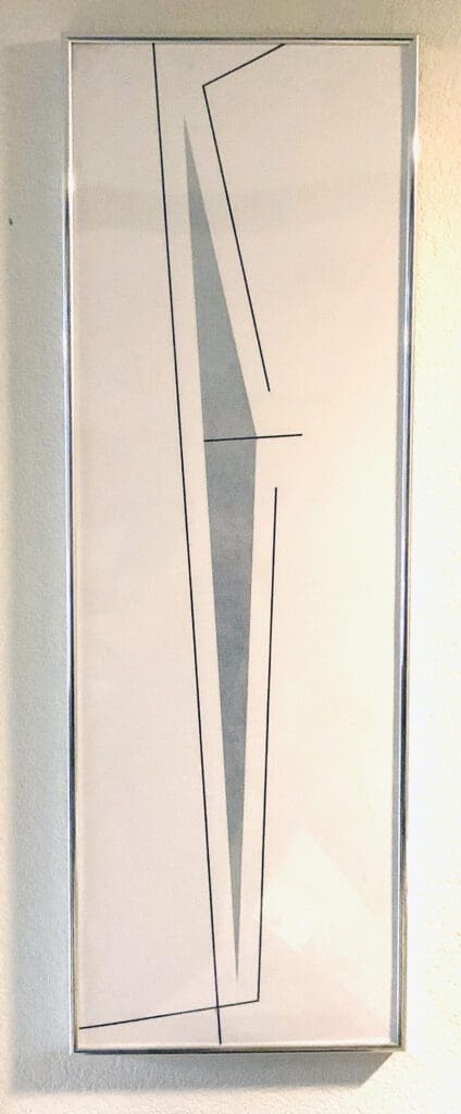 A painting of an arrow in the middle of a wall.