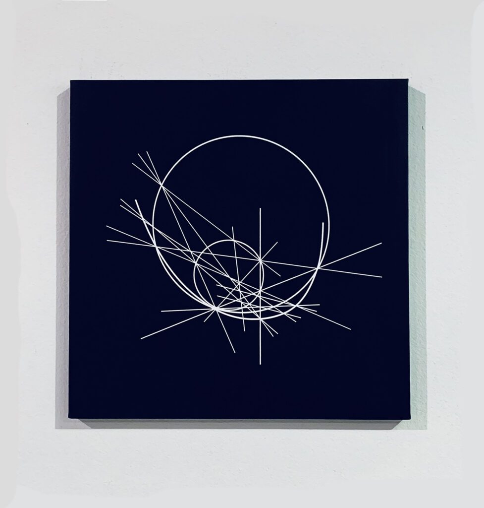 Concentric circles and radiating white lines